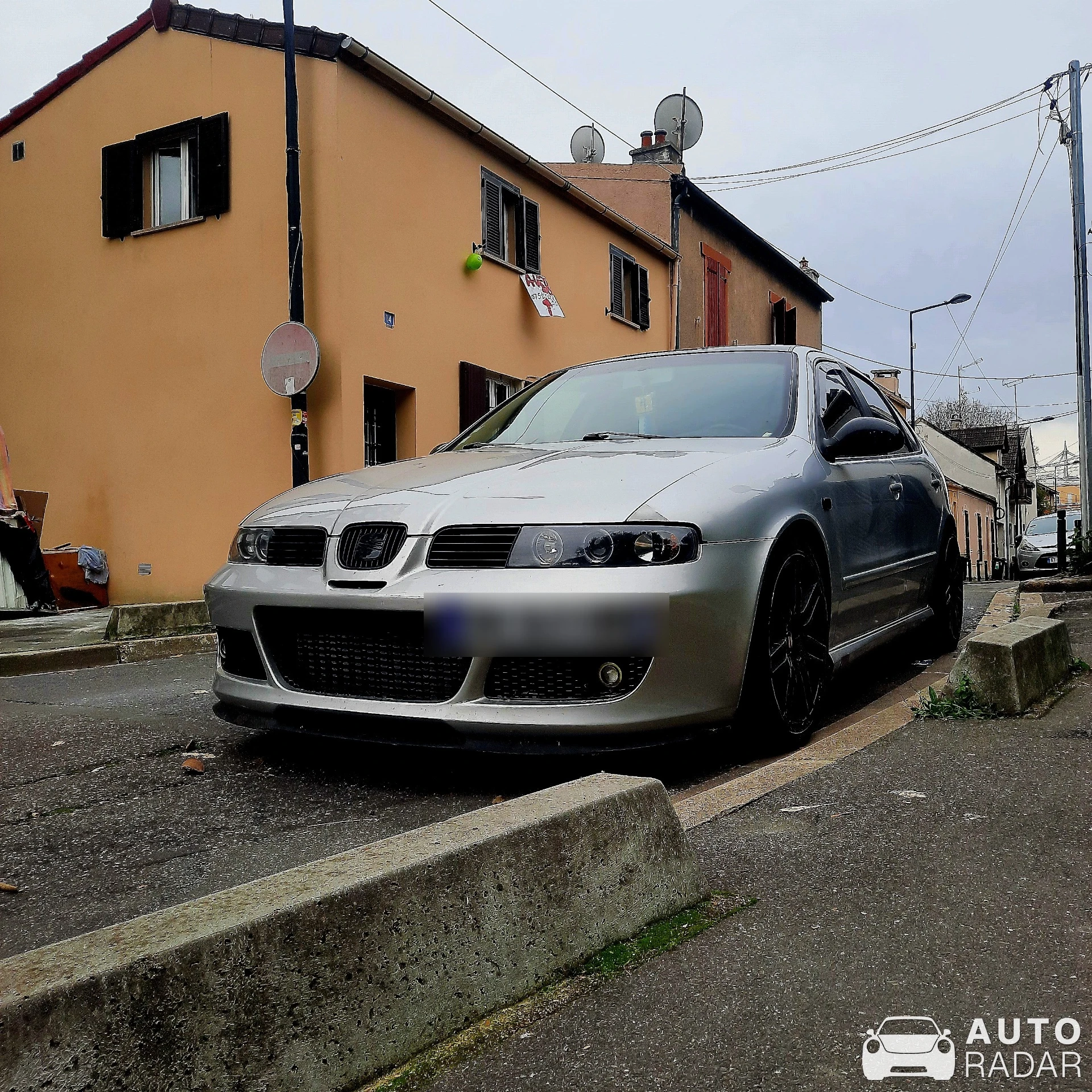 SEAT Leon CUP spotted in Saint-Denis, France