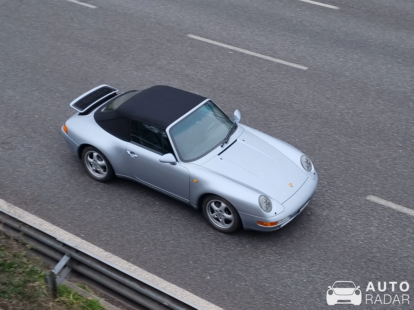 Porsche 993 Carrera spotted in Milano, Italy