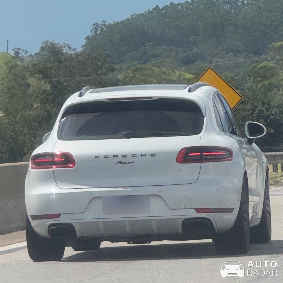 Porsche Macan spotted in Conjunto Vinte e Dois de Abril, Brasil