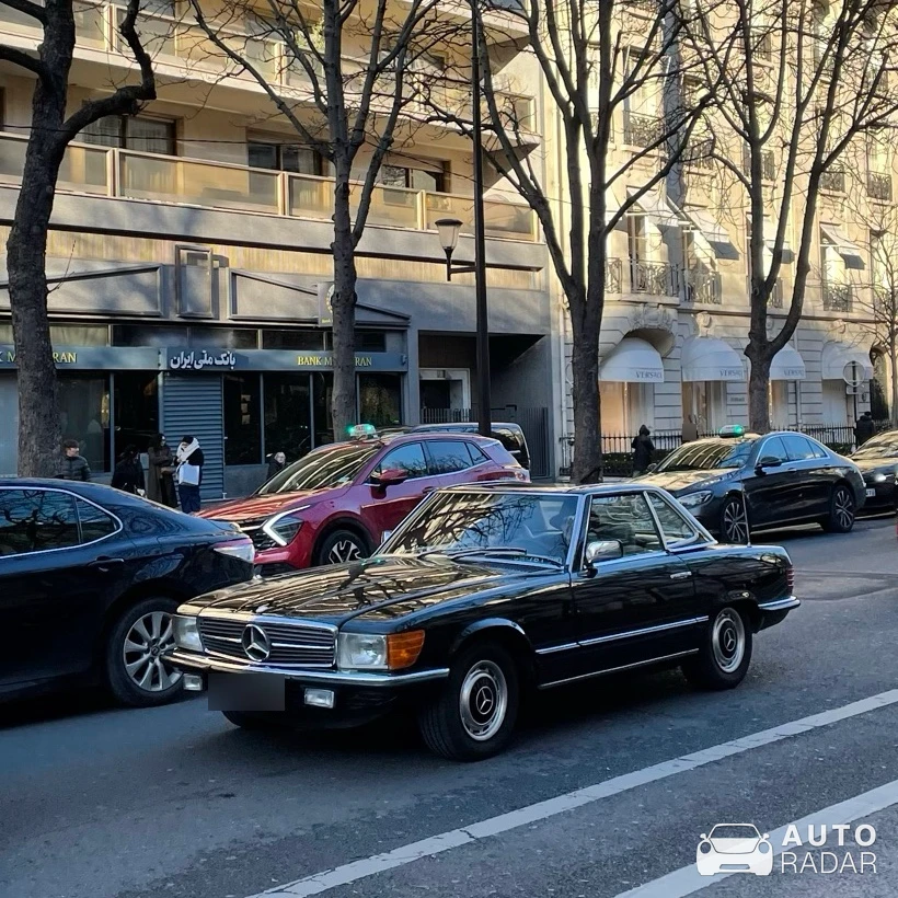 Mercedes-Benz 350SL R107 spotted in Paris