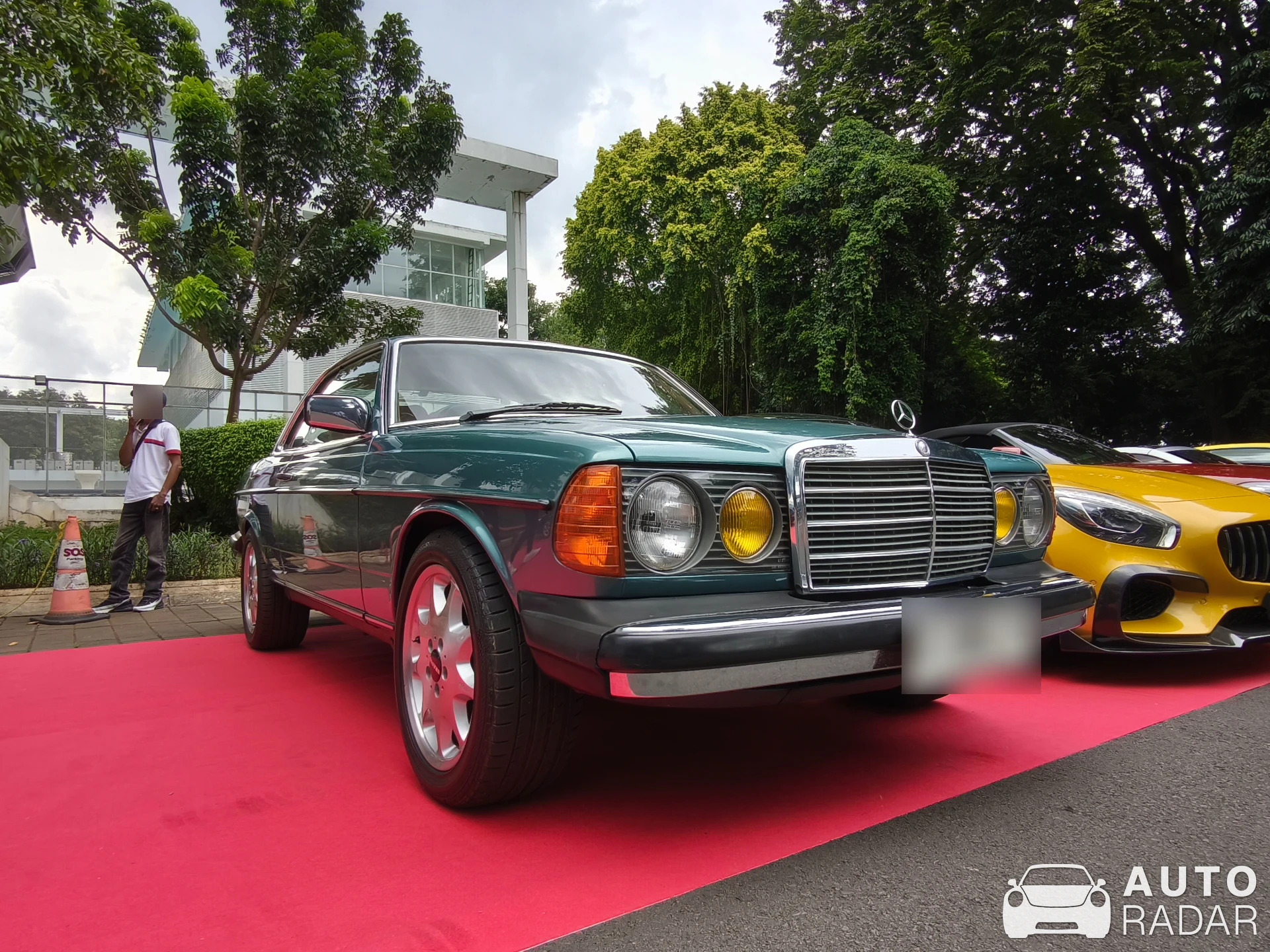 Mercedes-Benz 280 CE spotted in Jakarta