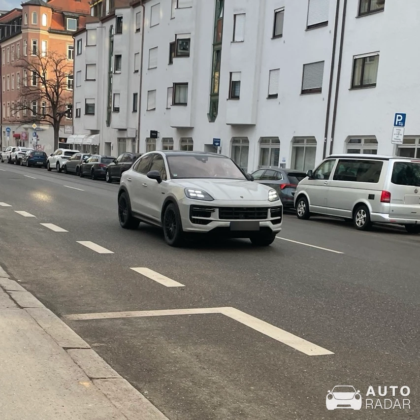 Porsche Cayenne Coupé Turbo S E-Hybrid spotted in München, Deutschland