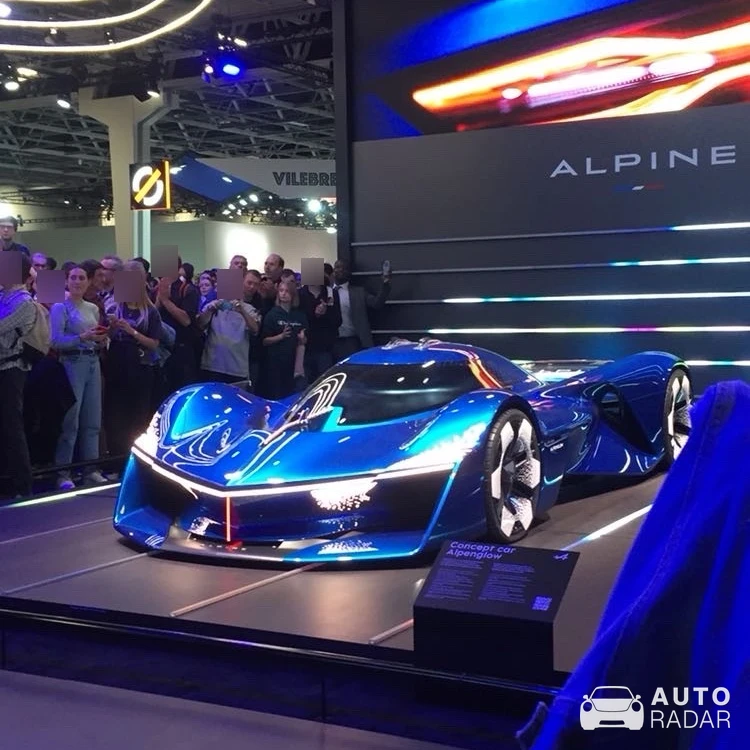 Alpine Alpenglow spotted in Paris