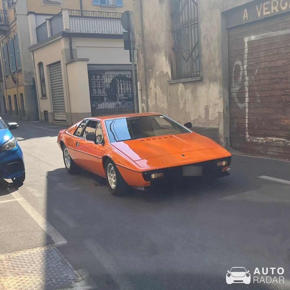 Lotus Esprit S2 spotted in Varese