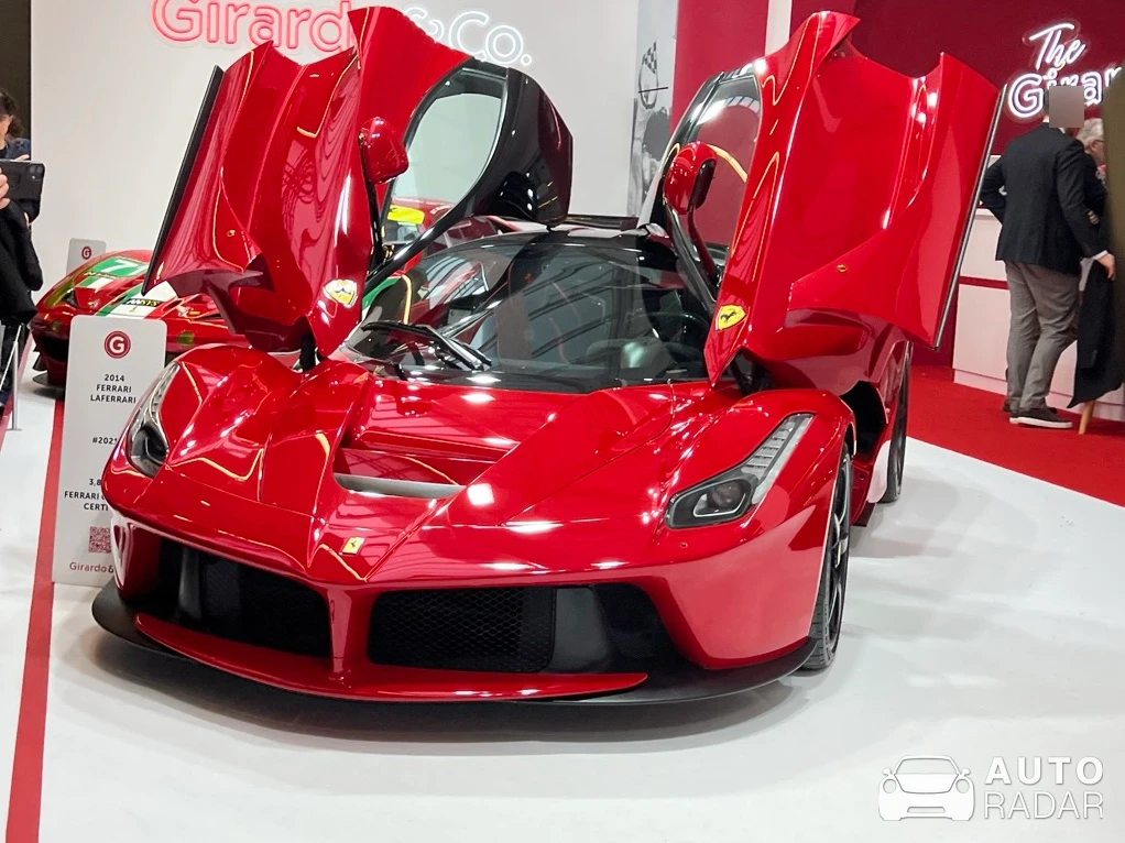 Ferrari LaFerrari spotted in Paris, France