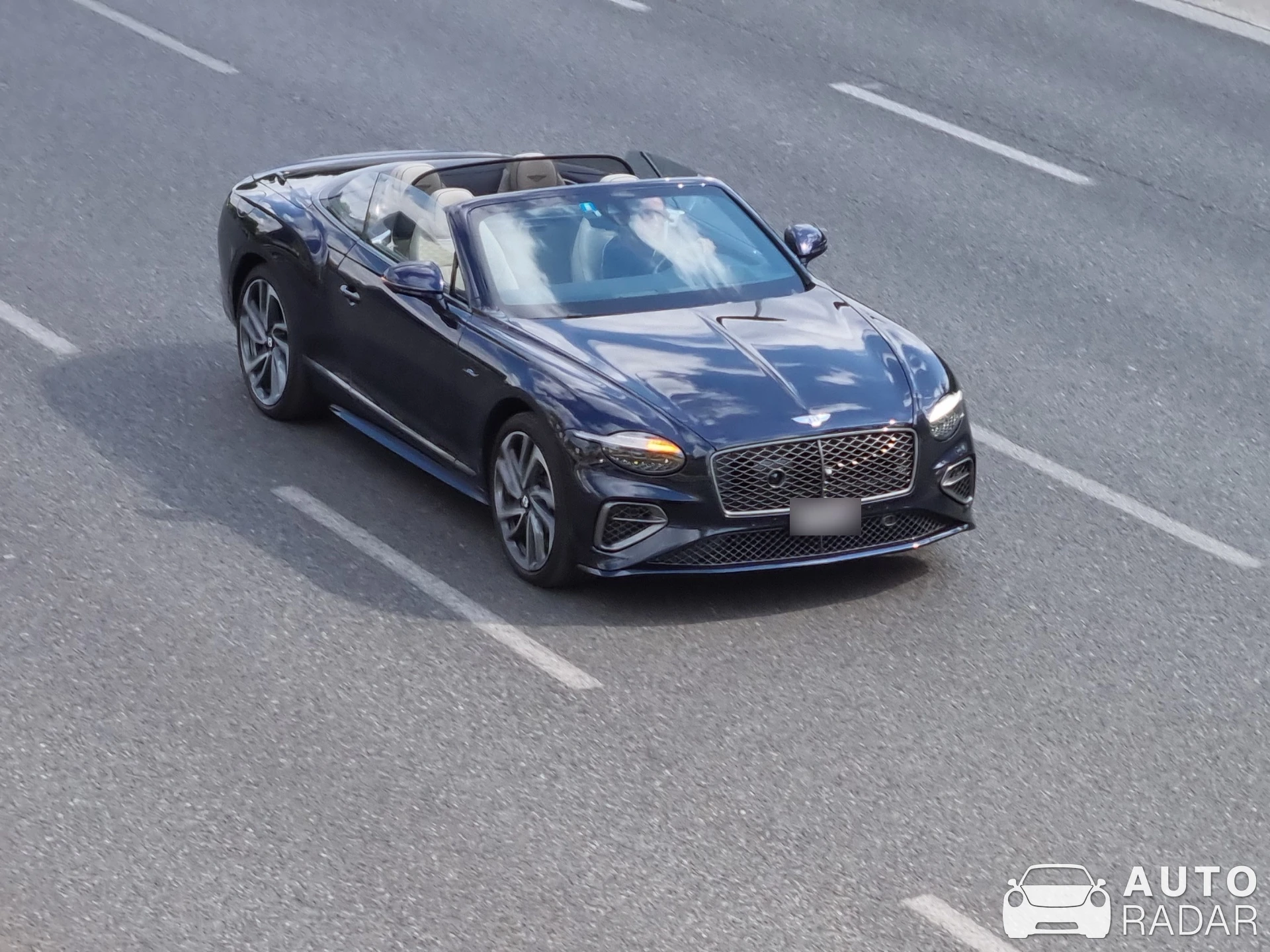 Bentley Continental GTC V8 Azure spotted in Milano