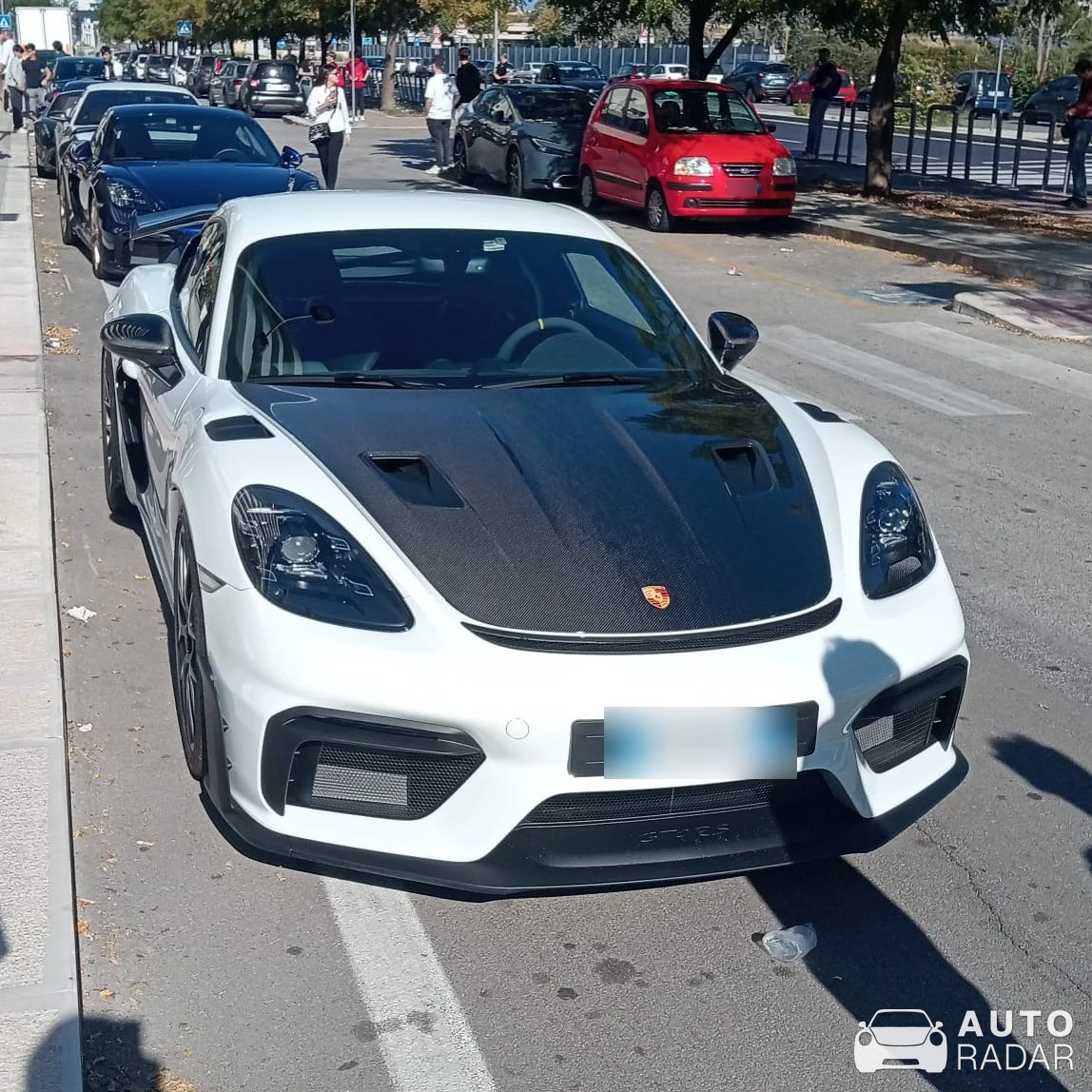 Porsche 718 Cayman GT4 RS spotted in Bari, Italy
