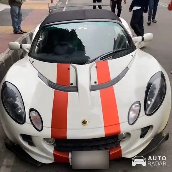 Lotus Elise S2 spotted in Dhaka