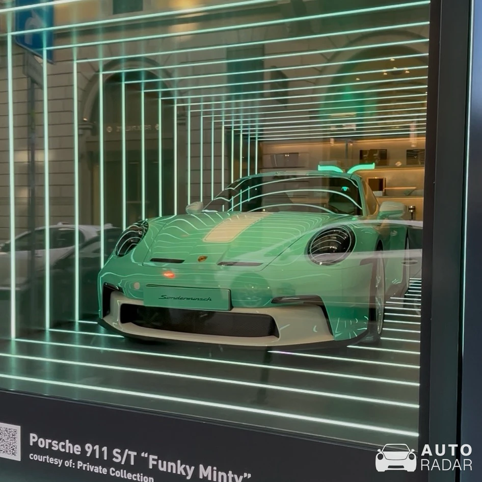 Porsche 992 S/T Funky Minty spotted in Milano