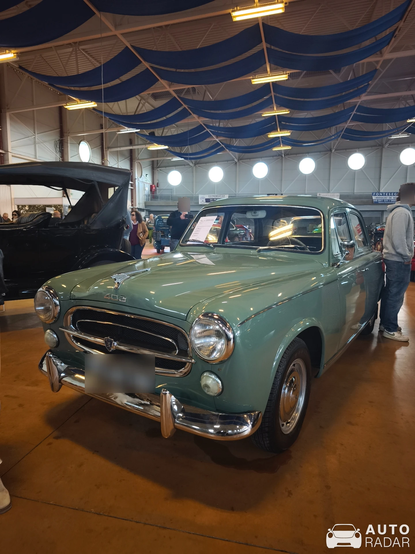 Peugeot 403 spotted in Glória