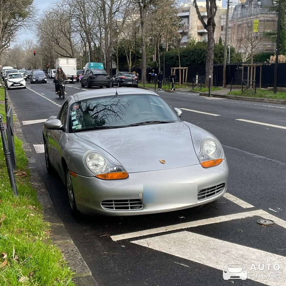Porsche 996 Carrera spotted in Boulogne-Billancourt, France