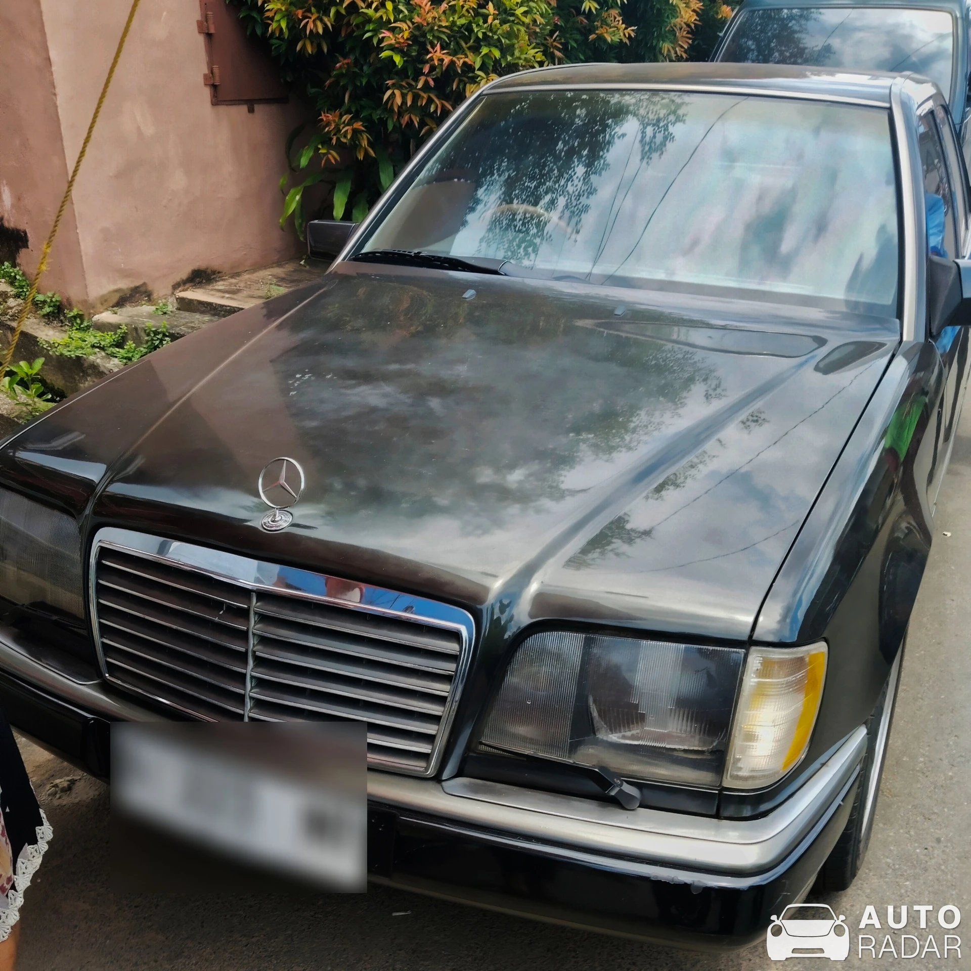 Mercedes-Benz E-Klasse W124 spotted in Palembang