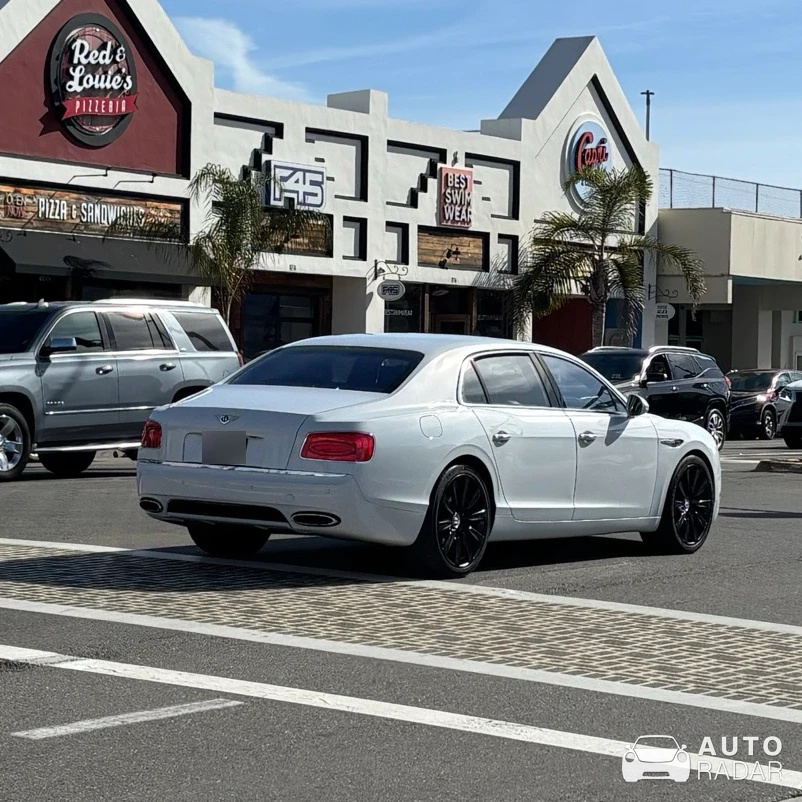 Bentley Flying Spur W12 2022 Mulliner spotted in Hermosa Beach