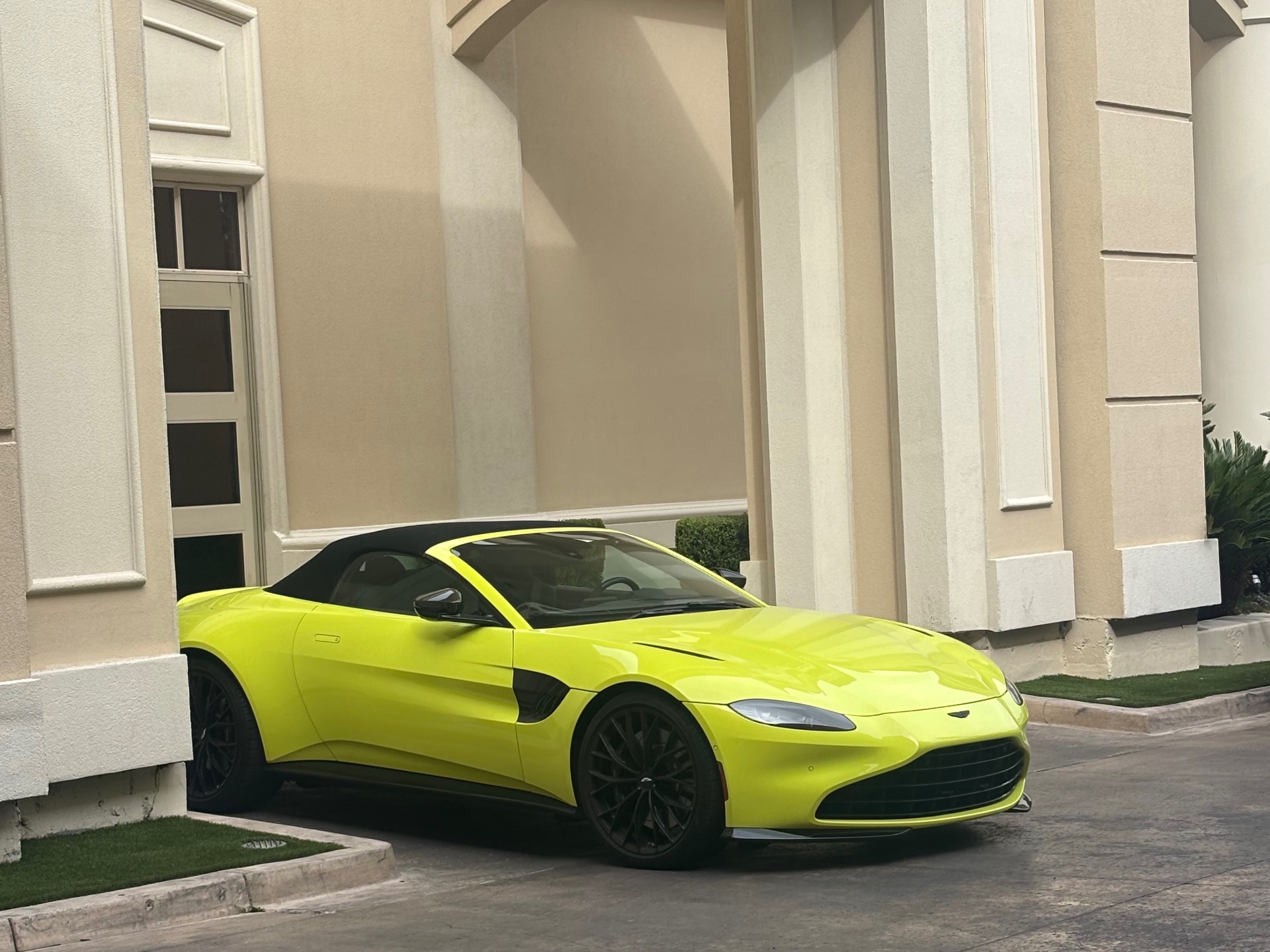 Aston Martin V8 Vantage Roadster