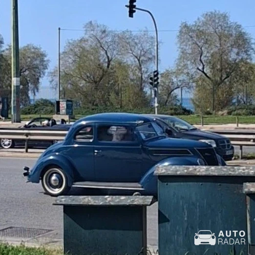 Ford De Luxe 1946 spotted in Βούλα