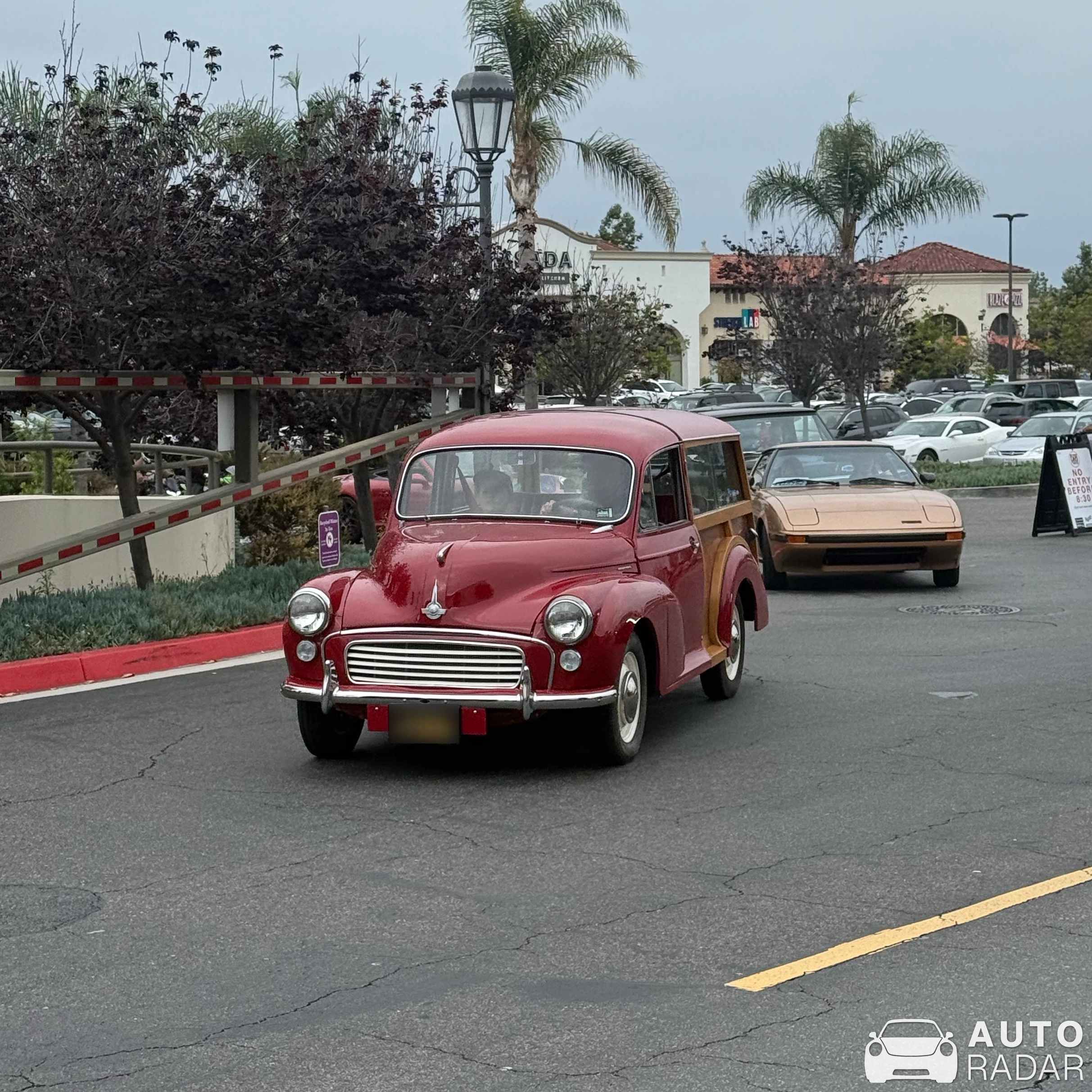 Morris Minor Traveller spotted in San Clemente