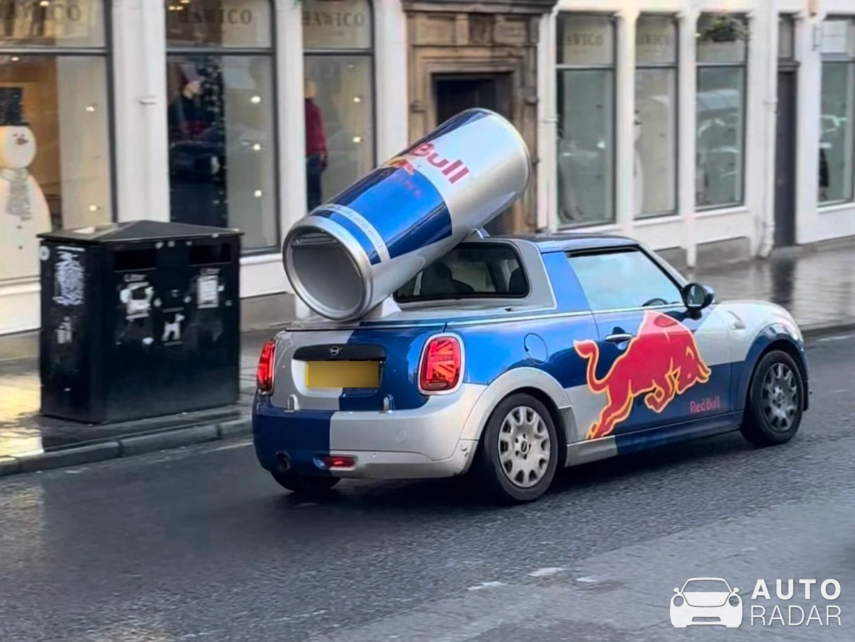 Mini Cooper Red Bull spotted in Greater London, Reino Unido