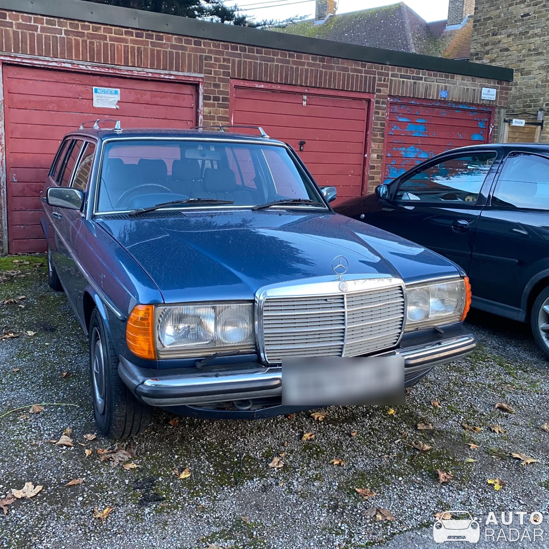 Mercedes-Benz 280 SE spotted in Eton, United Kingdom