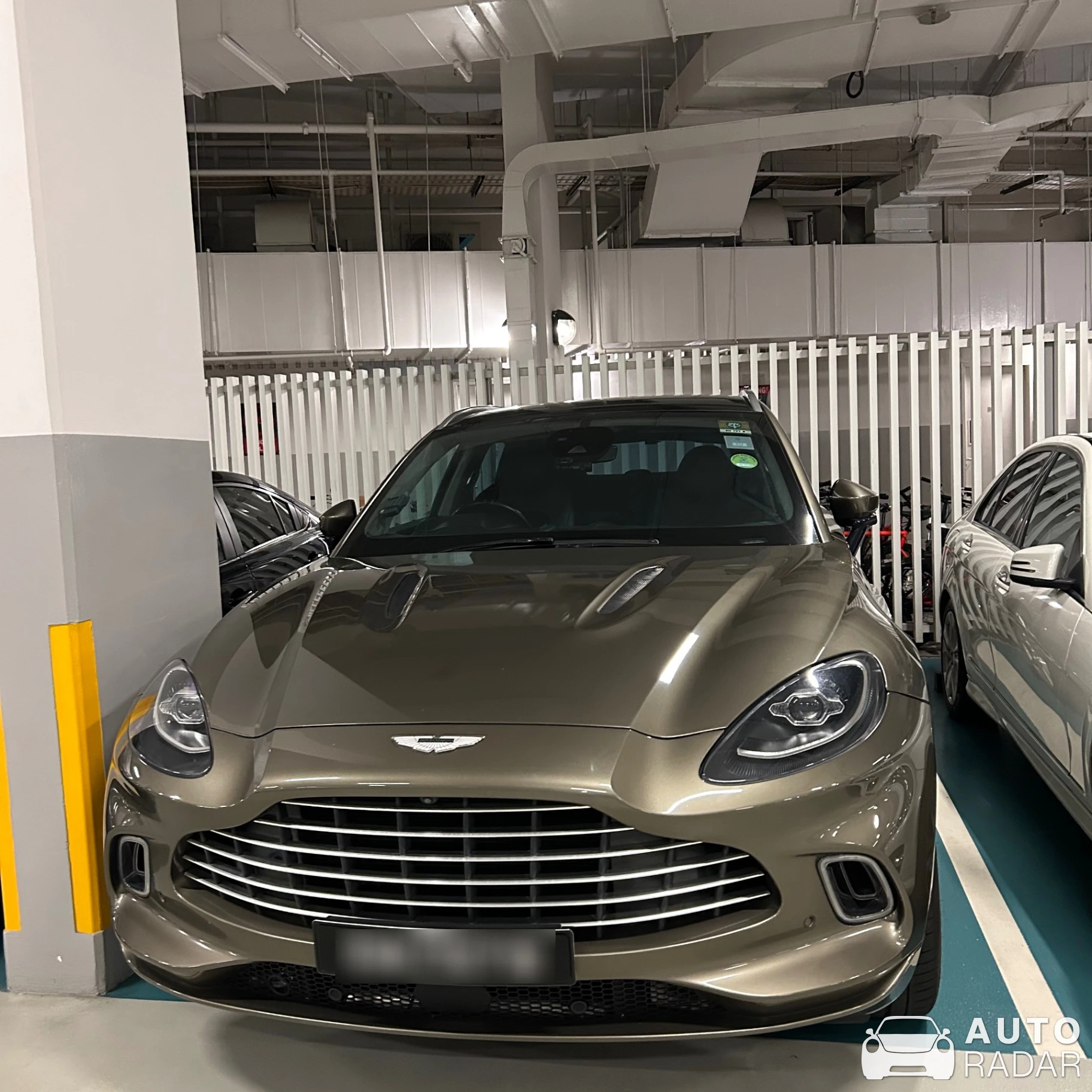 Aston Martin DBX spotted in Singapore, Singapur