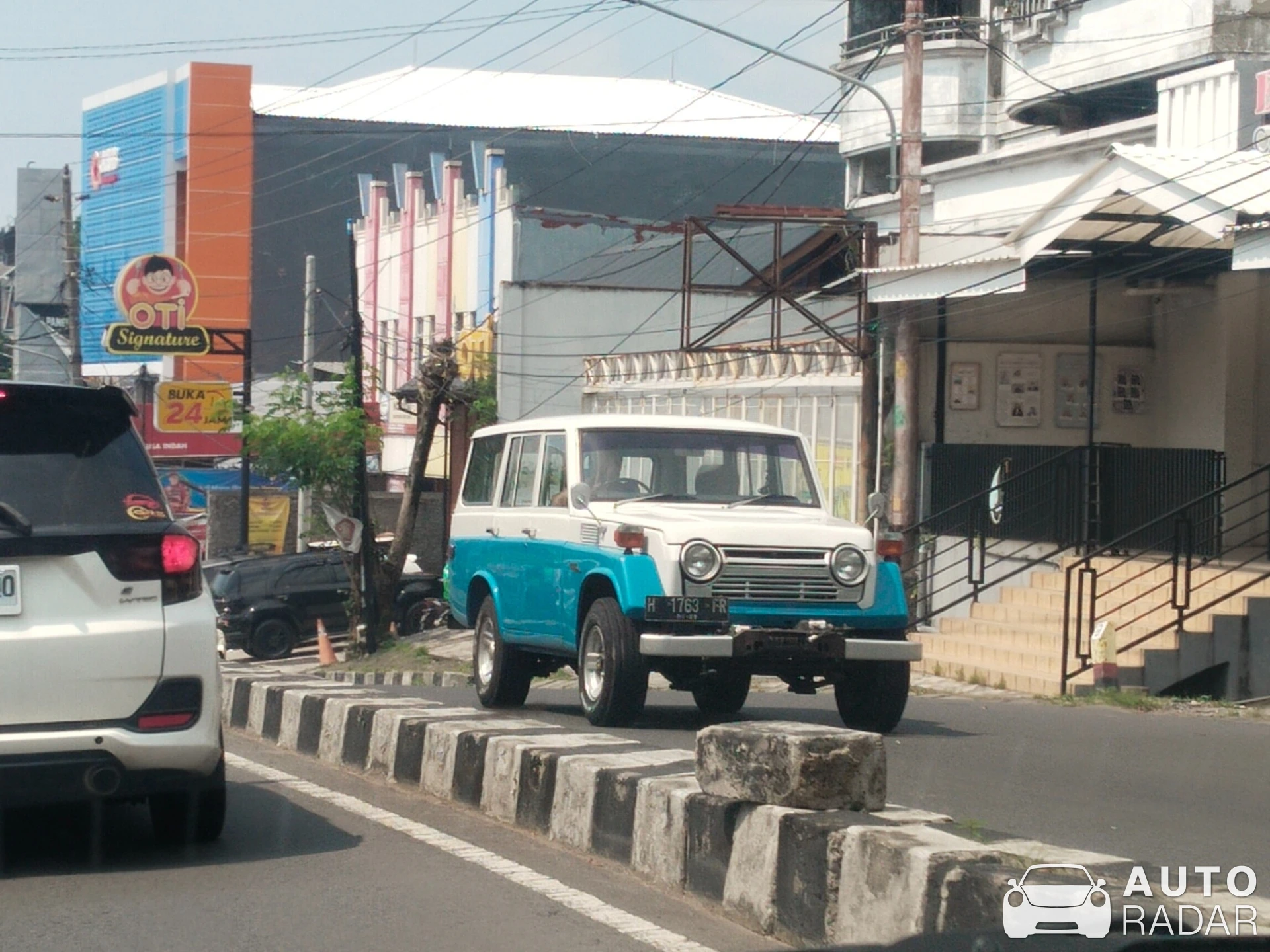 Toyota Land Cruiser Station Wagon FJ55 spotted in Semarang