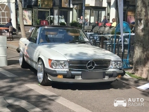 Mercedes-Benz 560 SL R107 spotted in Berlin