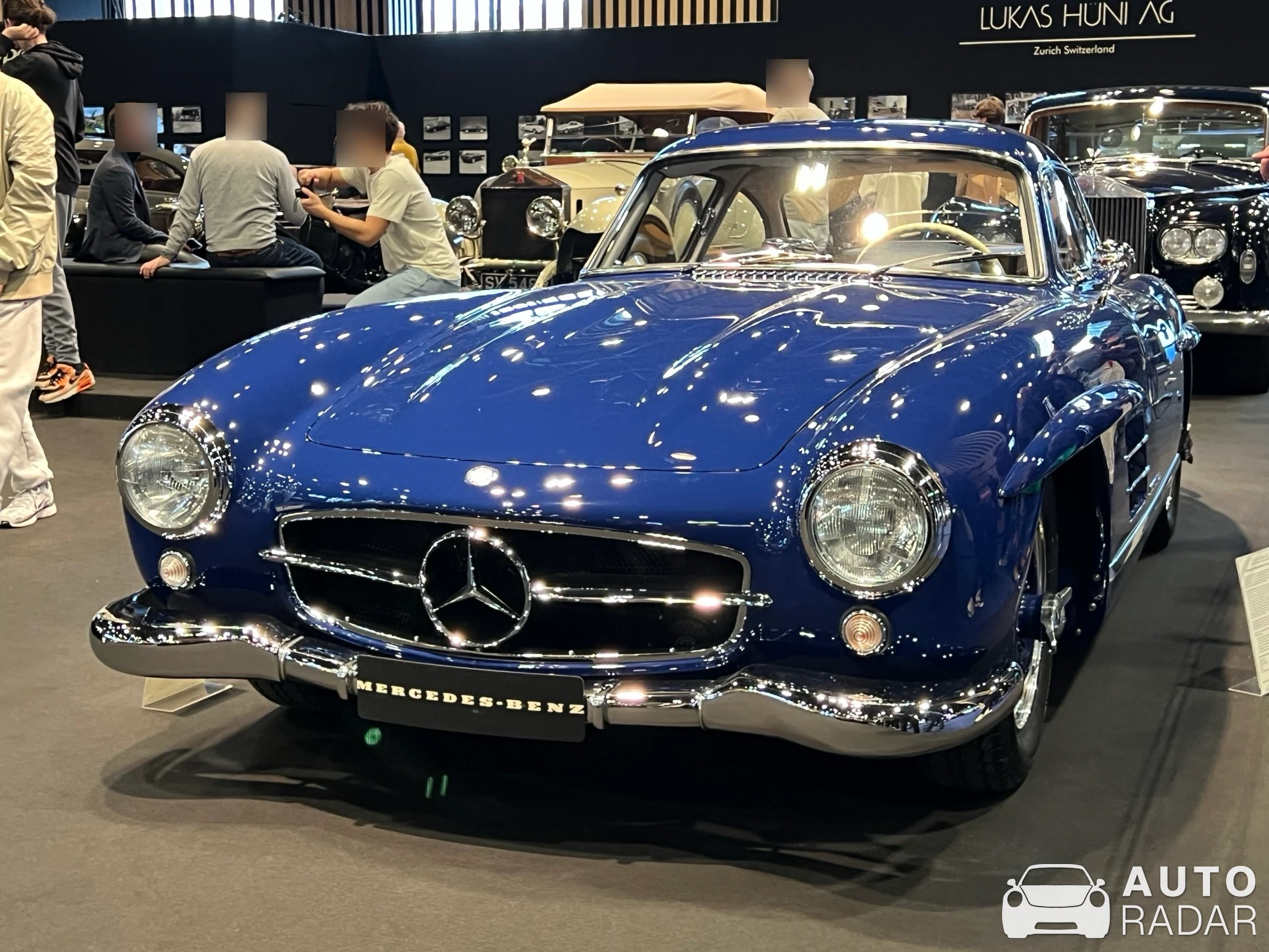 Mercedes-Benz 300SL Gullwing spotted in Vanves, France