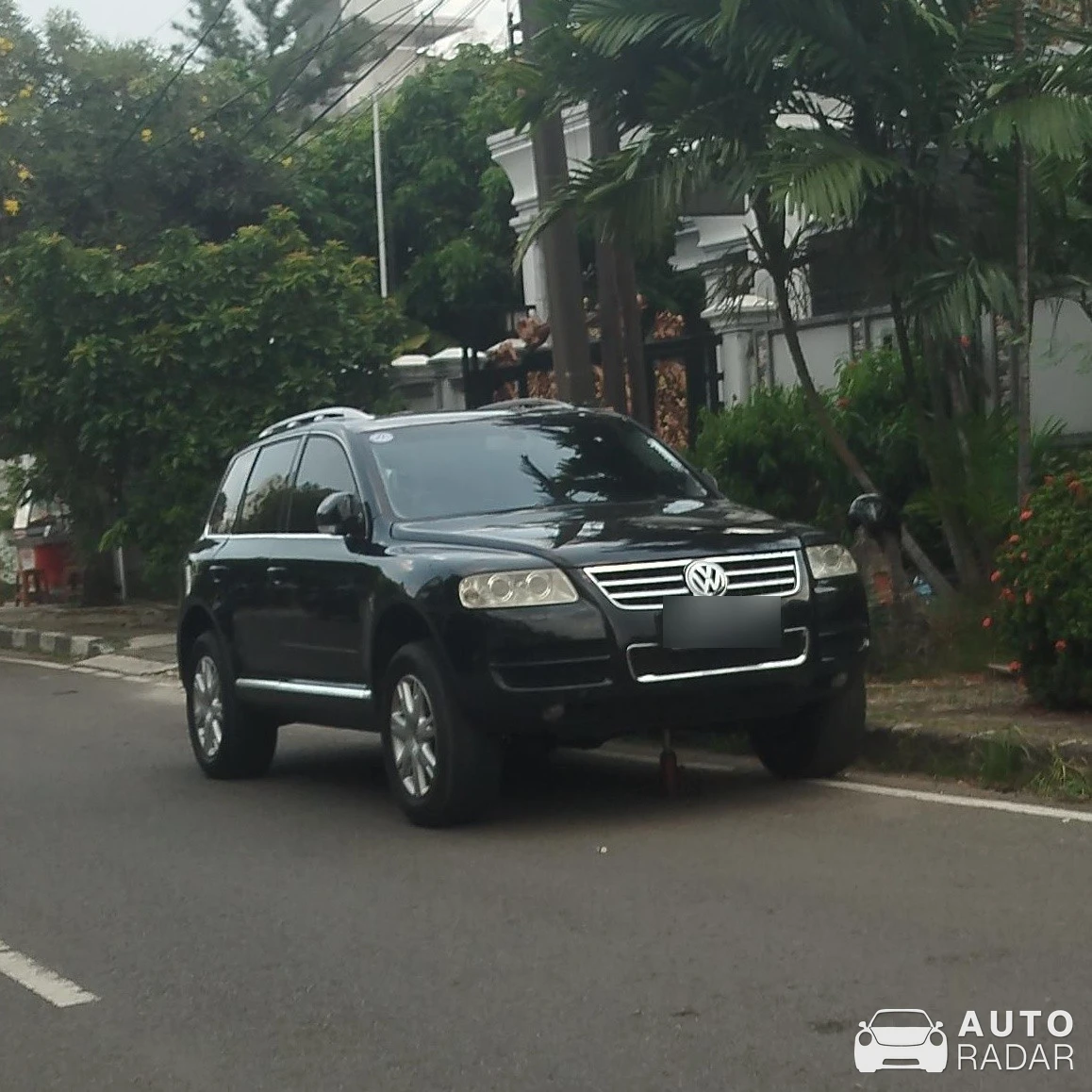 Volkswagen Touareg V10 TDI spotted in Jakarta