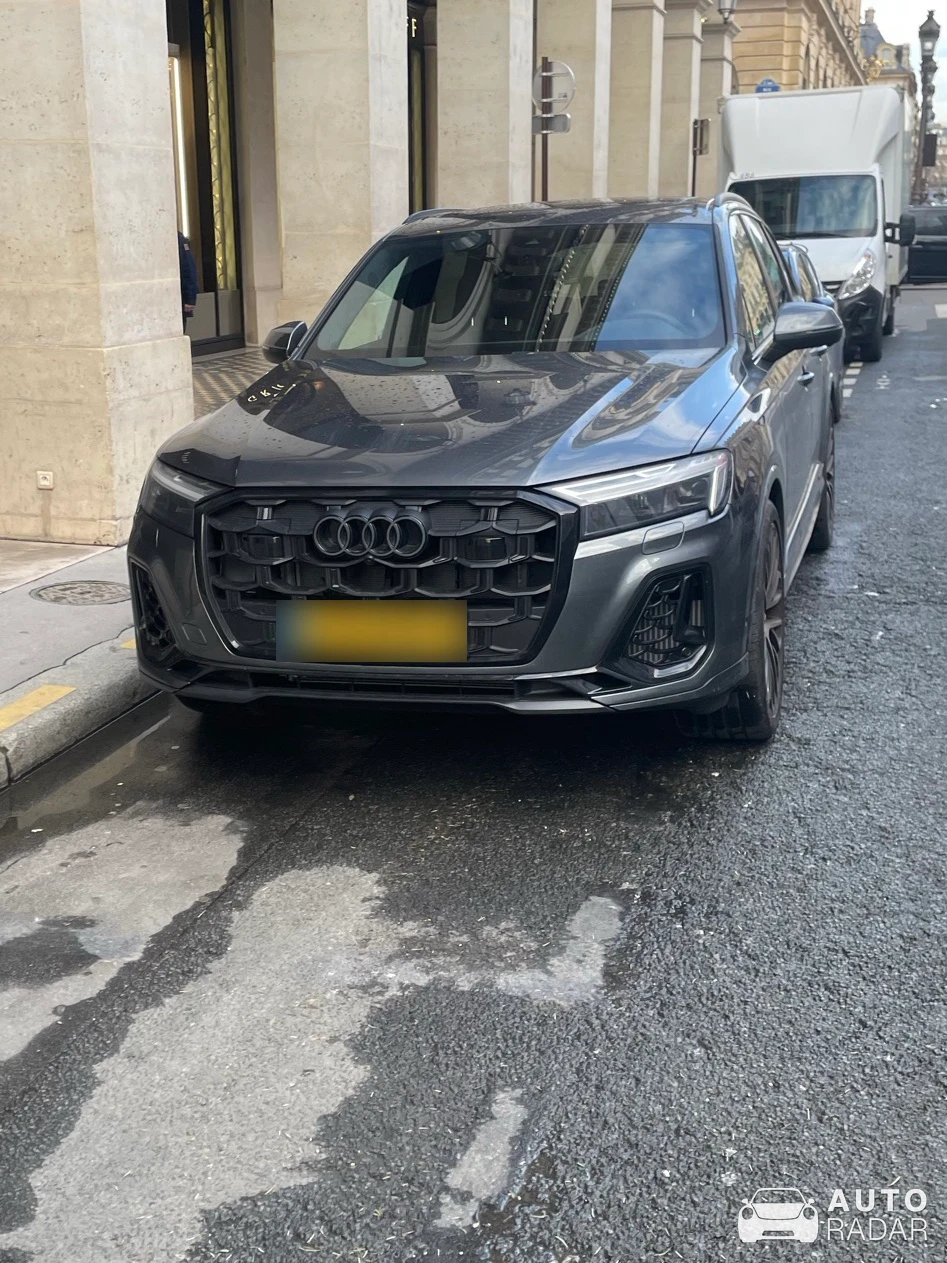 Audi SQ7 spotted in Paris, France