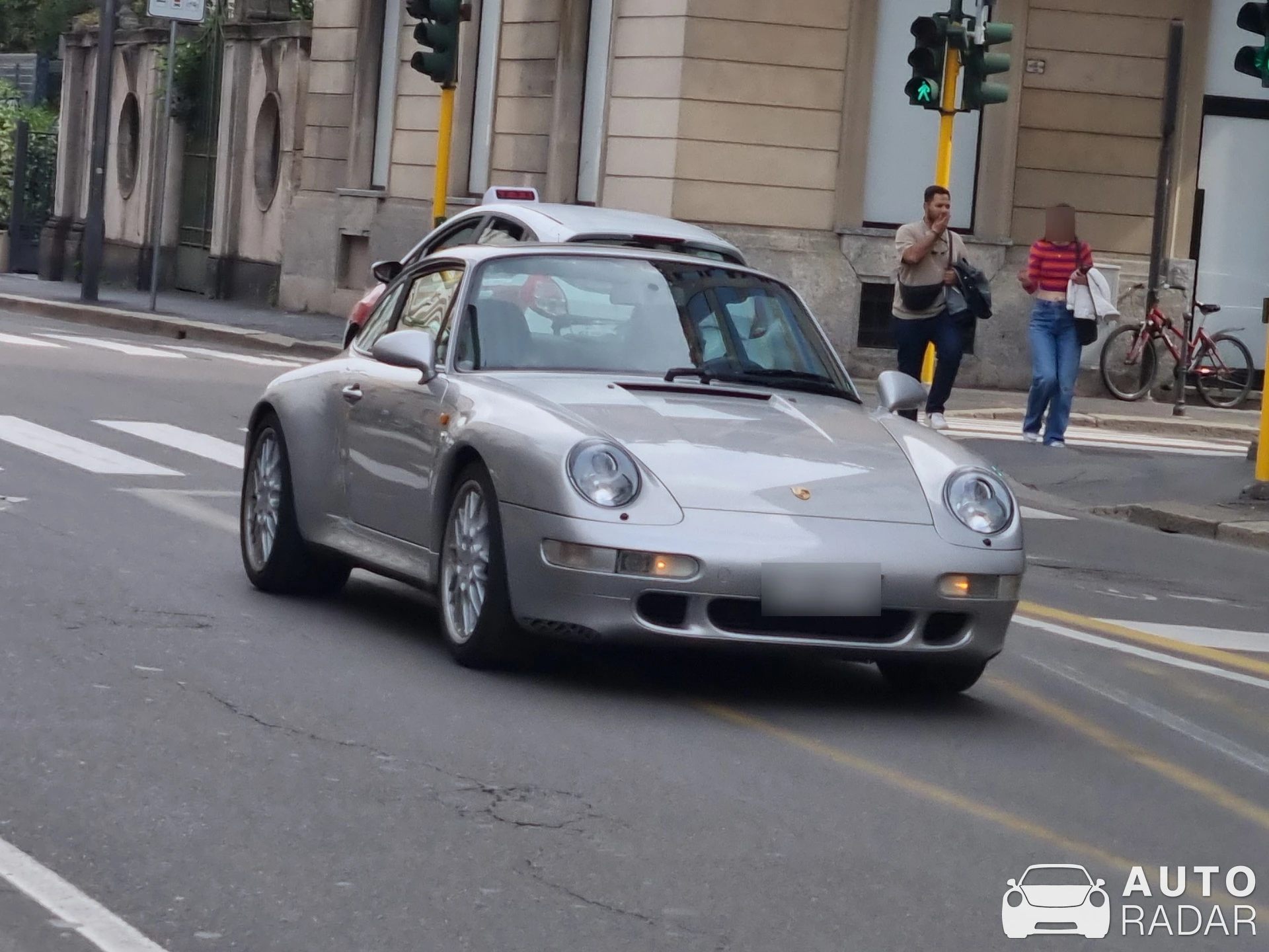 Porsche 993 Carrera S spotted in Milano