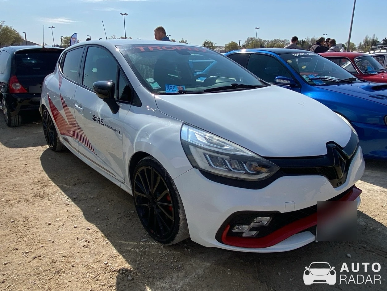 Renault Clio RS Trophy 220 spotted in Avignon