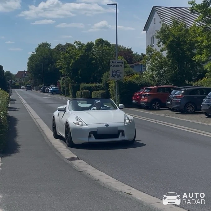 Nissan 370Z Roadster spotted in Dörfles-Esbach, Deutschland
