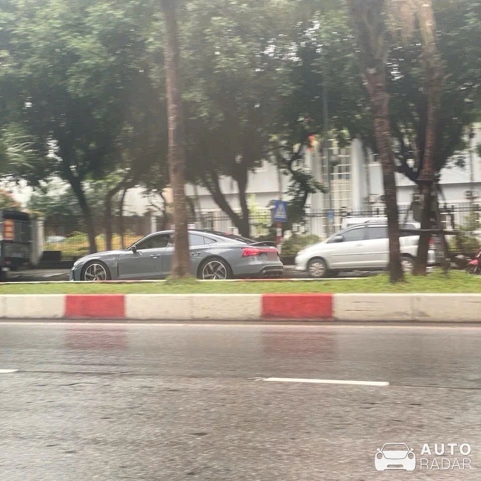 Audi E-Tron GT spotted in Cổ Nhuế 1, Việt Nam