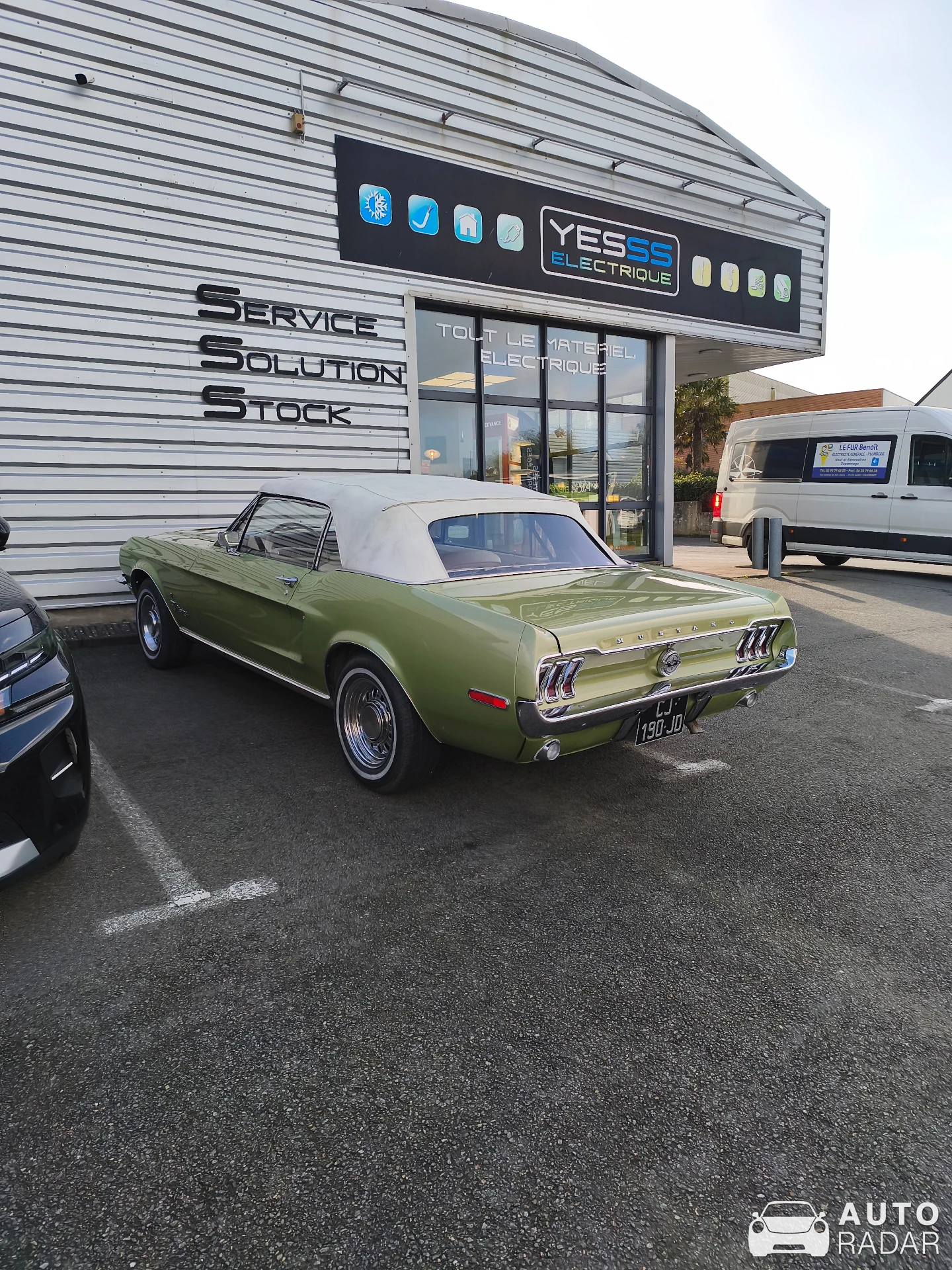 Ford Mustang 289 V8 spotted in Saint-Martin-des-Champs