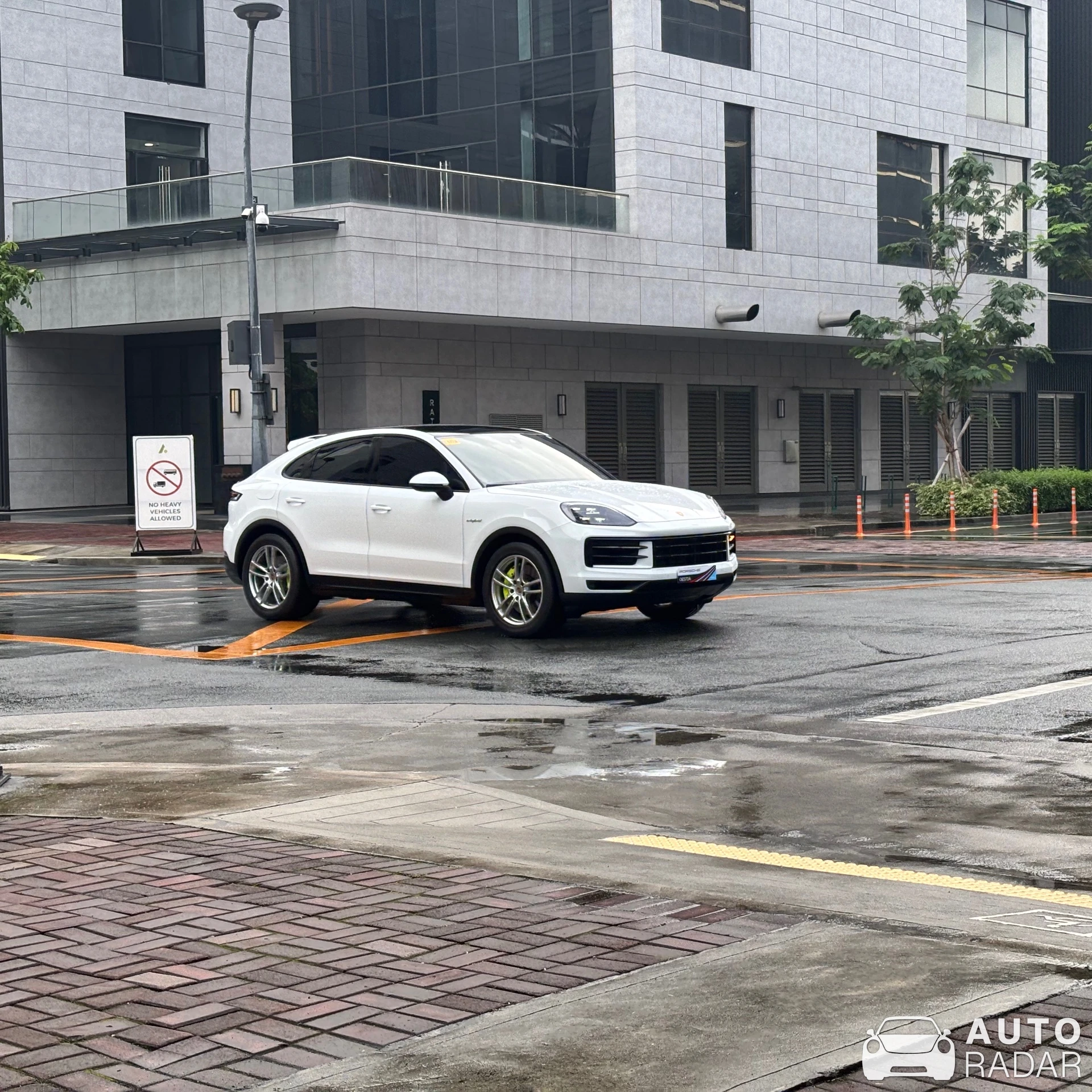 Porsche Cayenne E-Hybrid spotted in Parañaque, Philippines