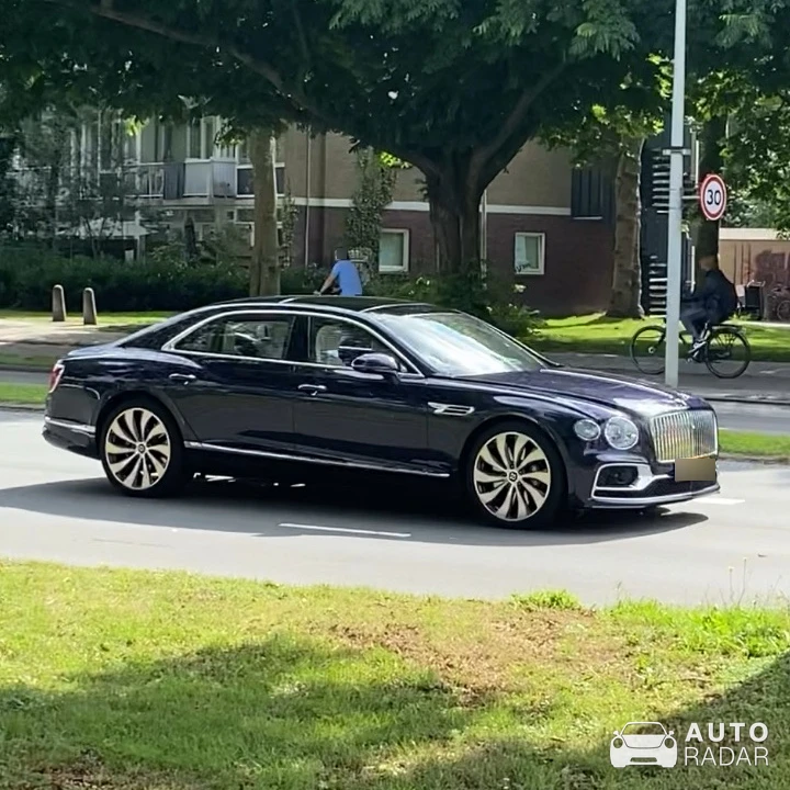 Bentley Flying Spur V8 2022 Mulliner spotted in Amsterdam