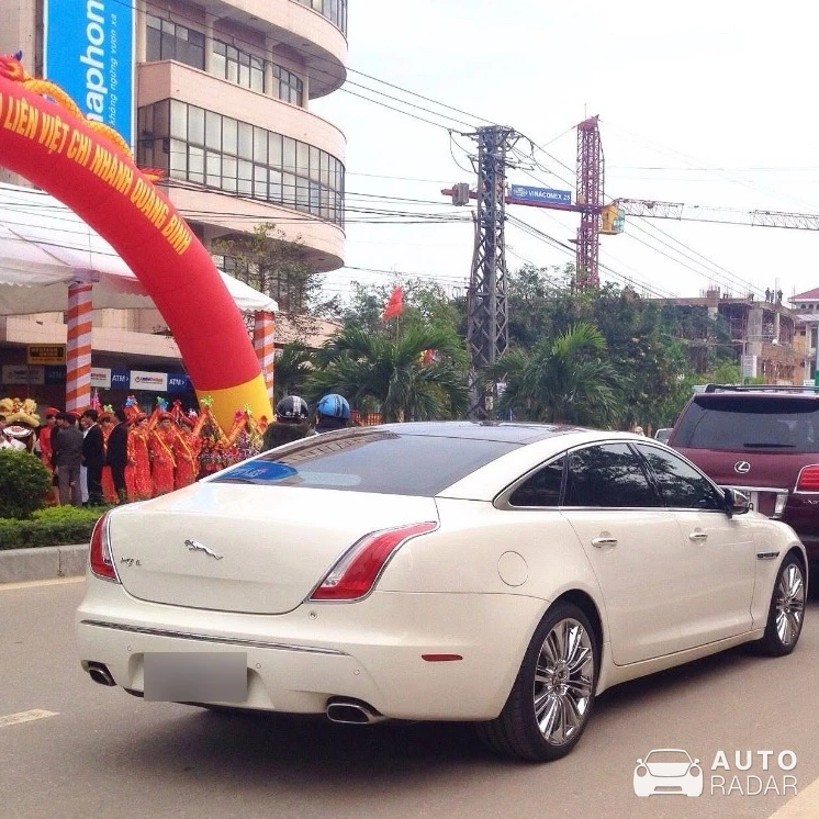 Jaguar XJ spotted in Đồng Hới