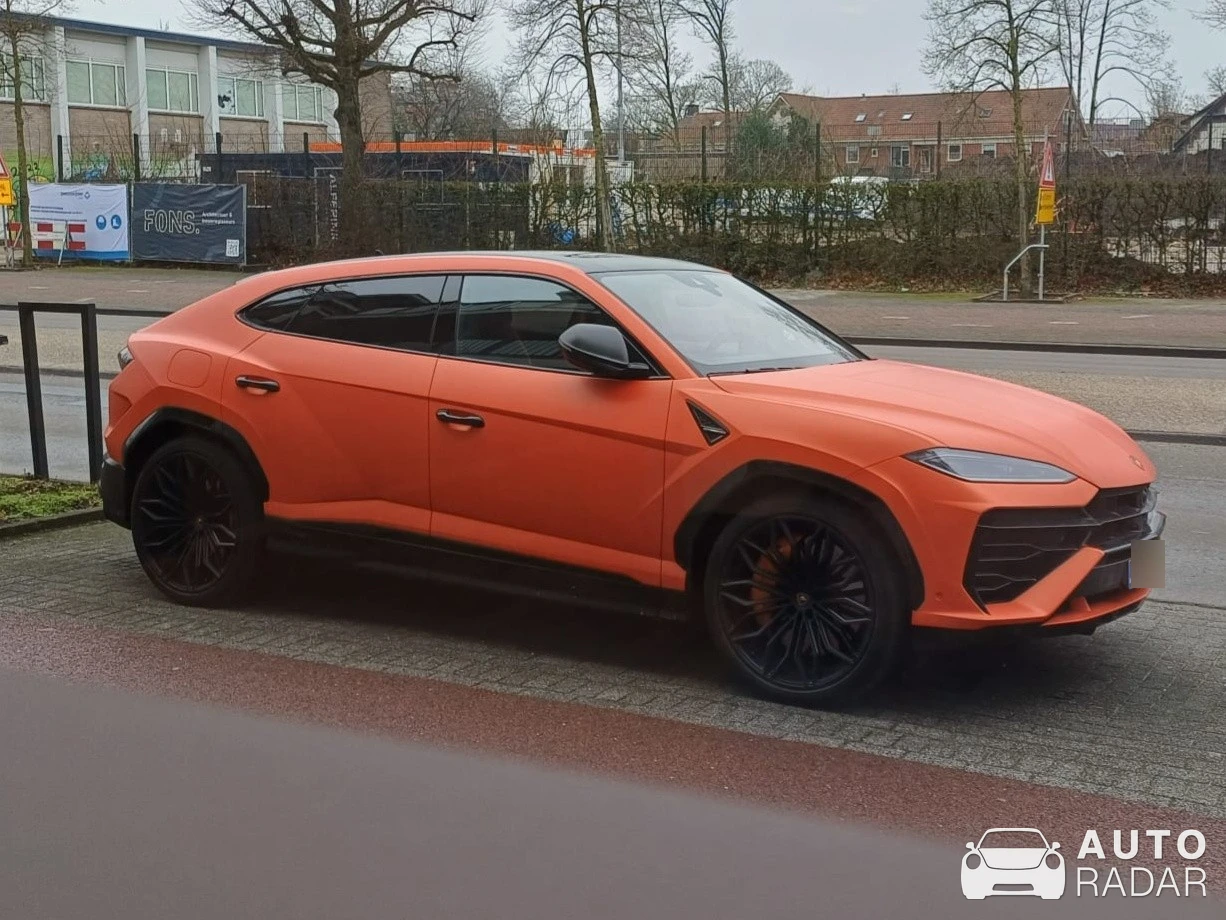 Lamborghini Urus SE spotted in Hengelo, Netherlands