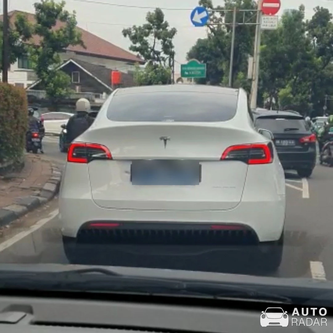 Tesla Model Y spotted in Kota Jakarta Selatan, Indonesia
