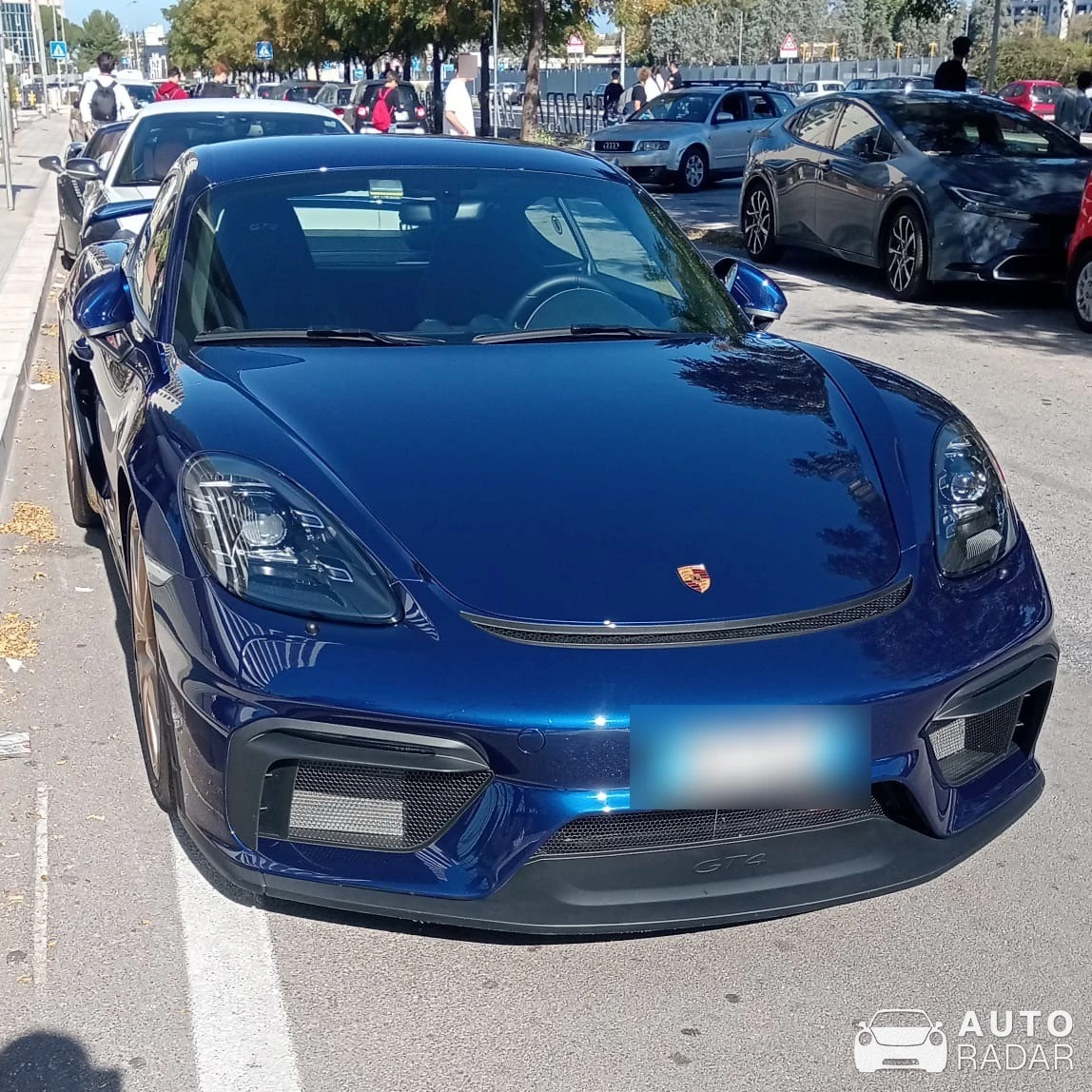 Porsche 718 Cayman GT4 spotted in Bari, Italy