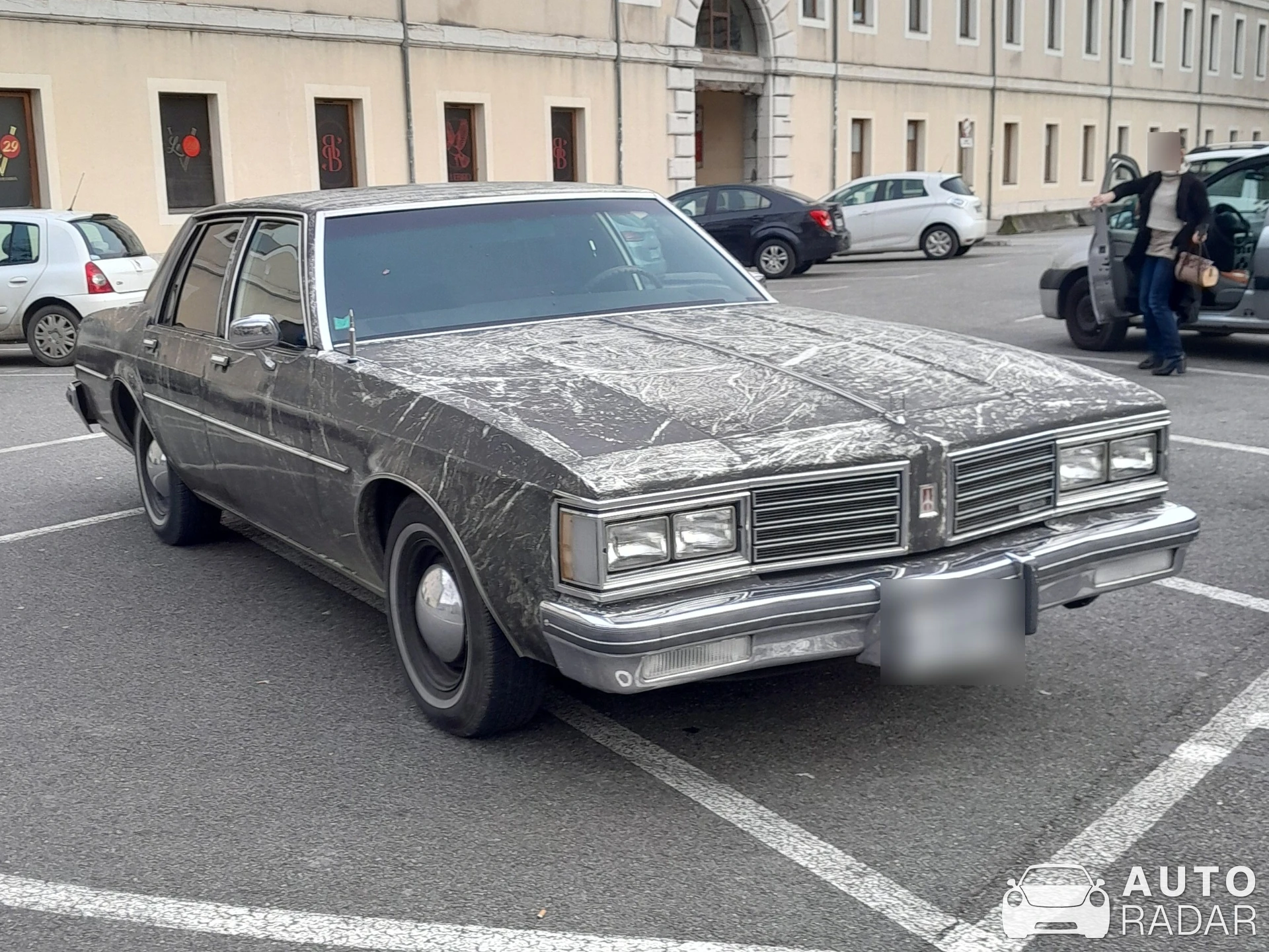 Oldsmobile Delta 88 spotted in Chambéry