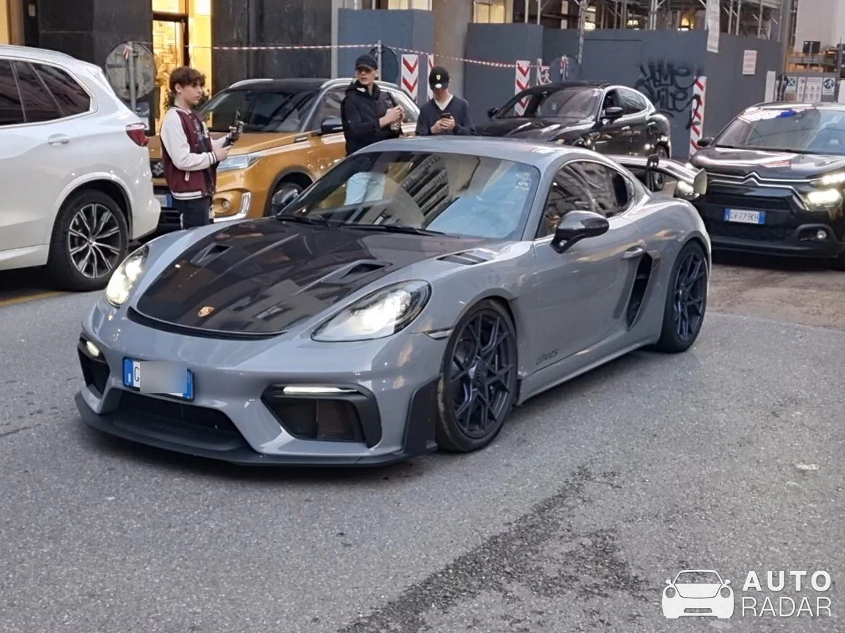 Porsche 718 Cayman GT4 RS spotted in Milano, Italia