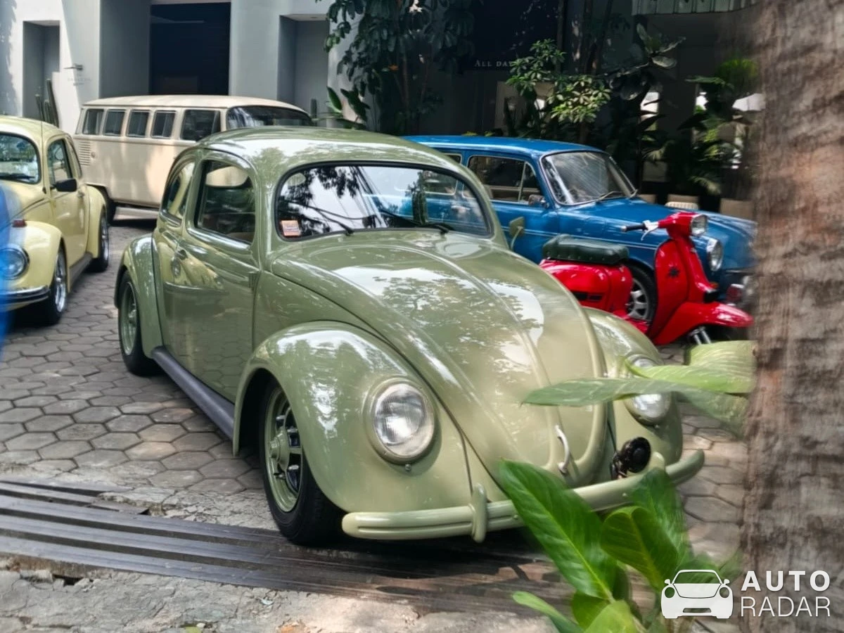 Volkswagen Beetle Split Window spotted in Bandung