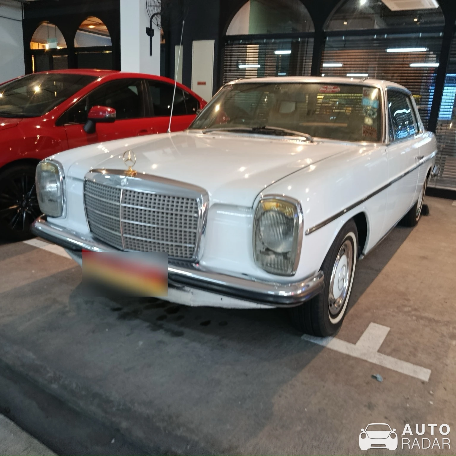 Mercedes-Benz 280 W115 spotted in Singapore