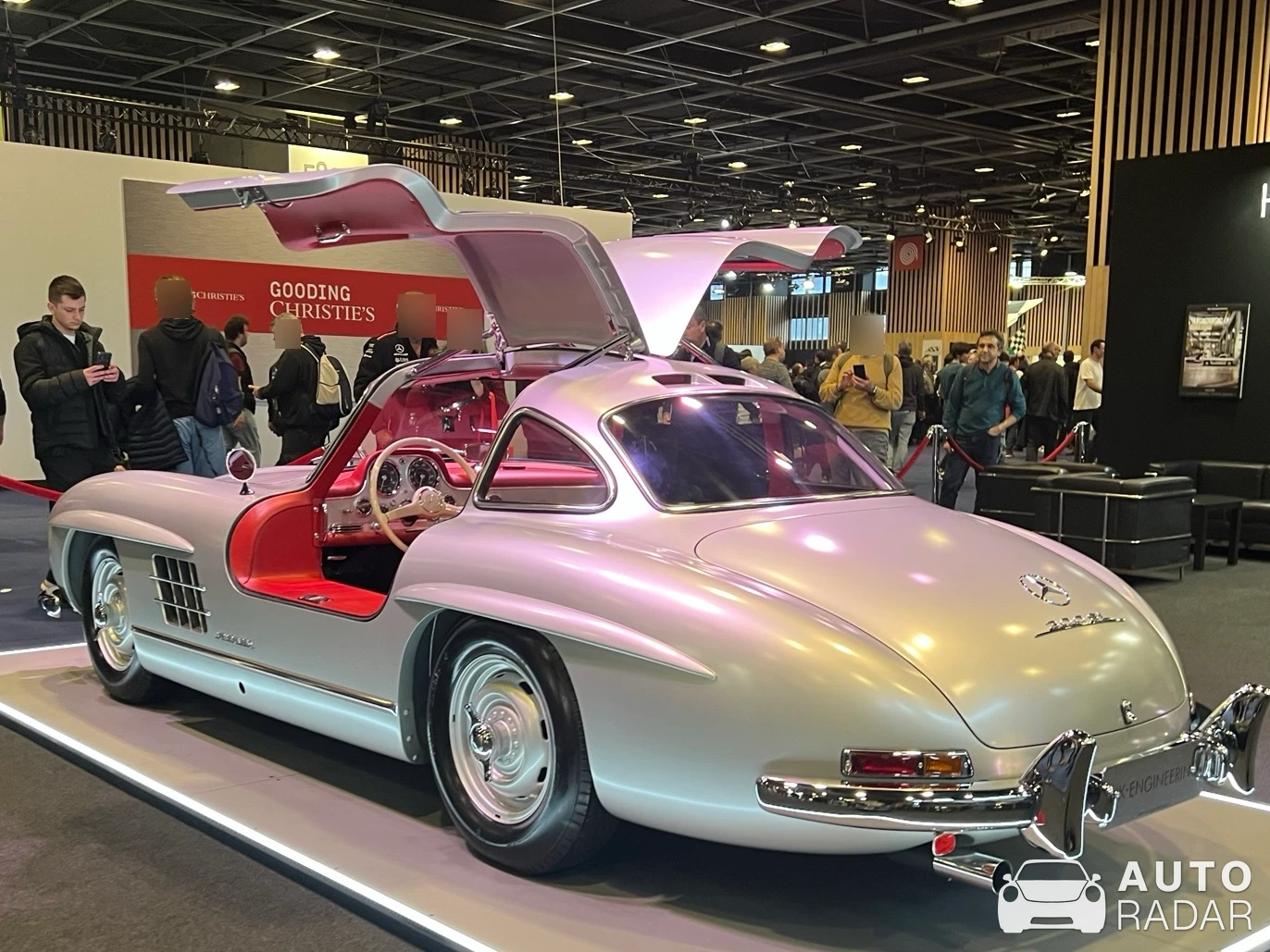 Mercedes-Benz 300SL Gullwing spotted in Vanves, France