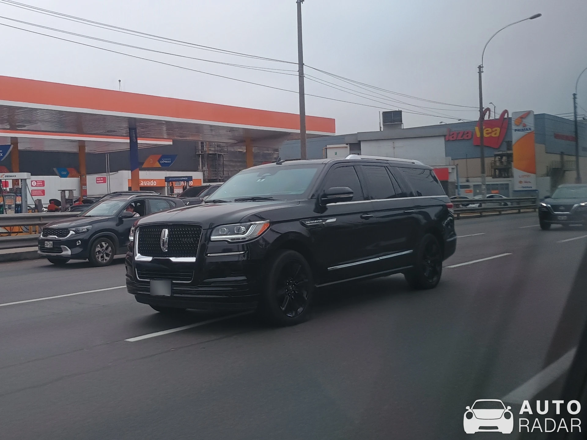 Lincoln Navigator spotted in Lima