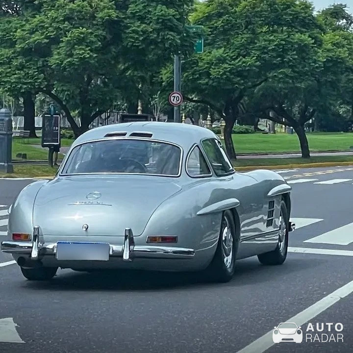 Mercedes-Benz 300SL Gullwing spotted in Buenos Aires, Argentina