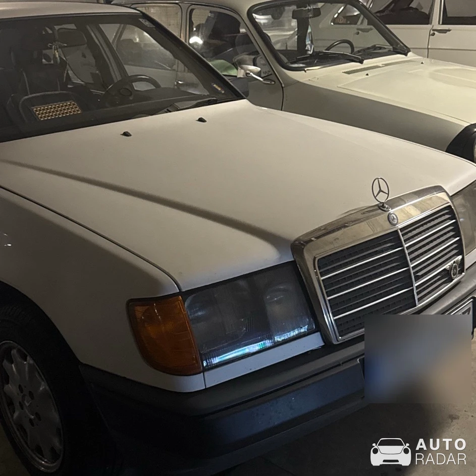 Mercedes-Benz 230E W114 spotted in Târgoviște, România