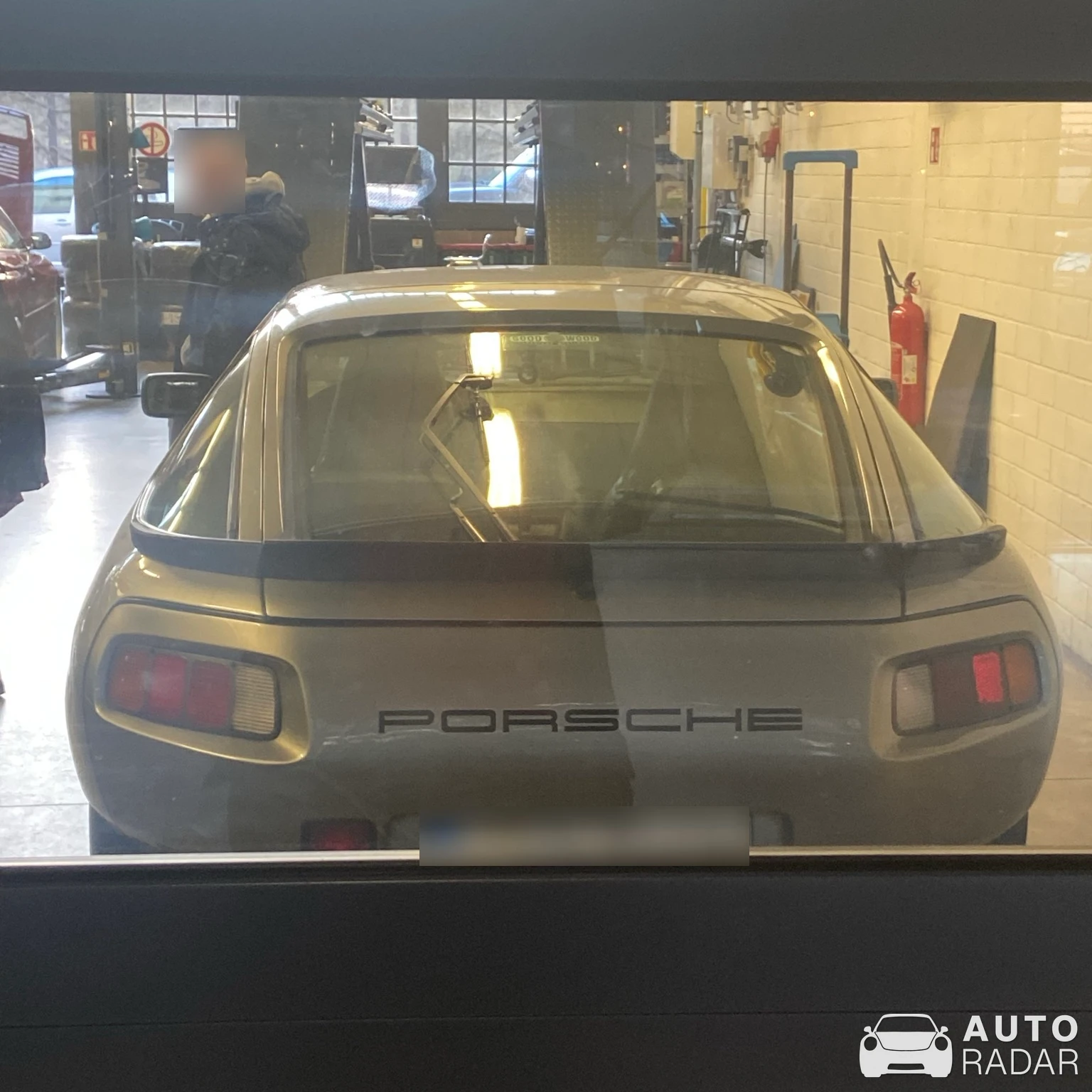 Porsche 928 S spotted in Düsseldorf, Deutschland
