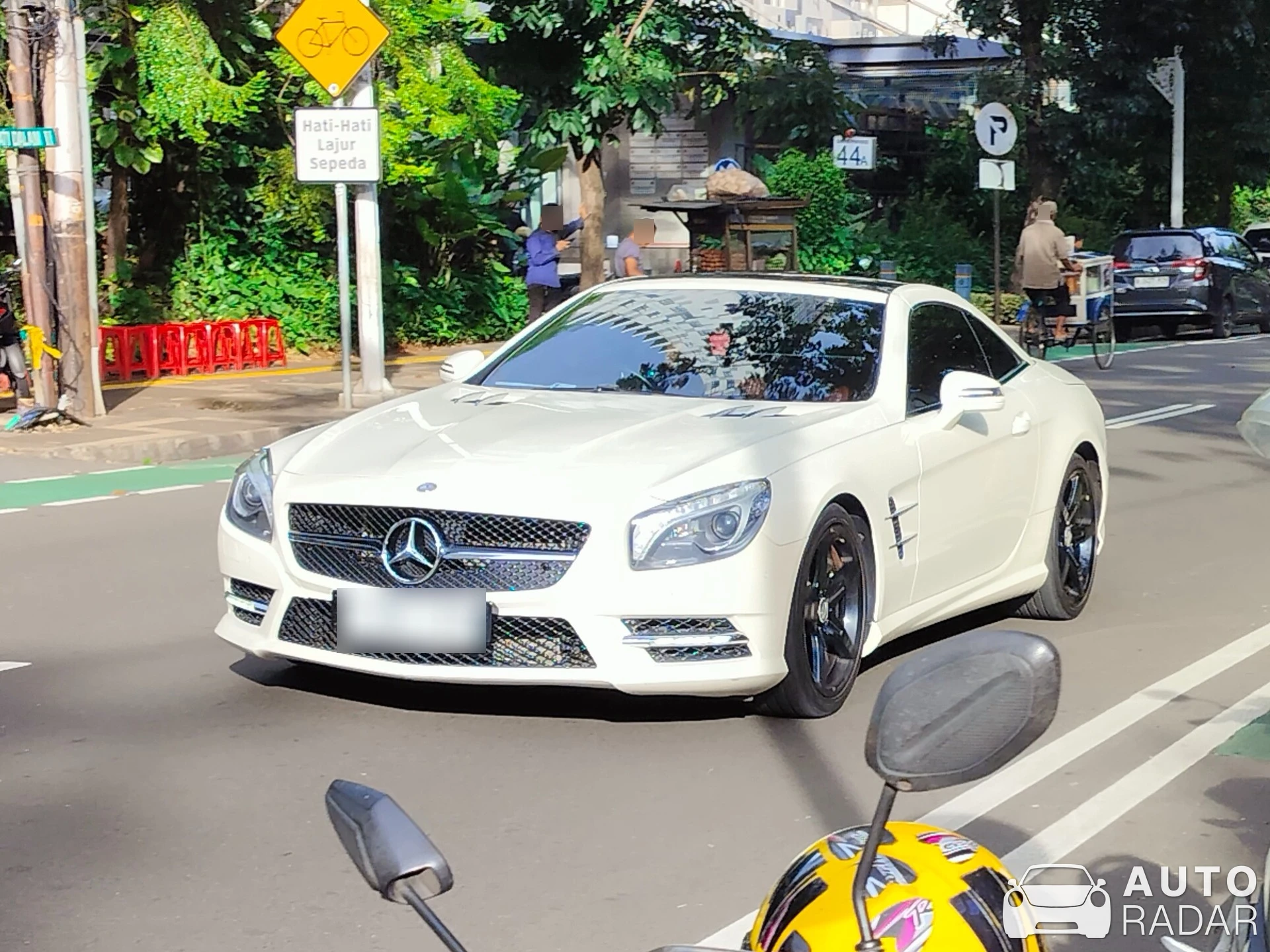 Mercedes-Benz SL 500 spotted in Kota Jakarta Selatan, Indonesia