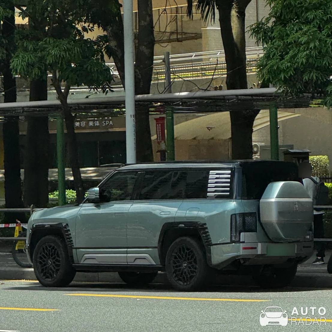 BYD Yangwang U8 spotted in Shen Zhen Shi